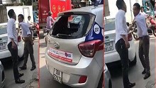 Hà Nội: Tài xế taxi bị nam thanh niên hành hung, đập vỡ kính ô tô sau va chạm giao thông