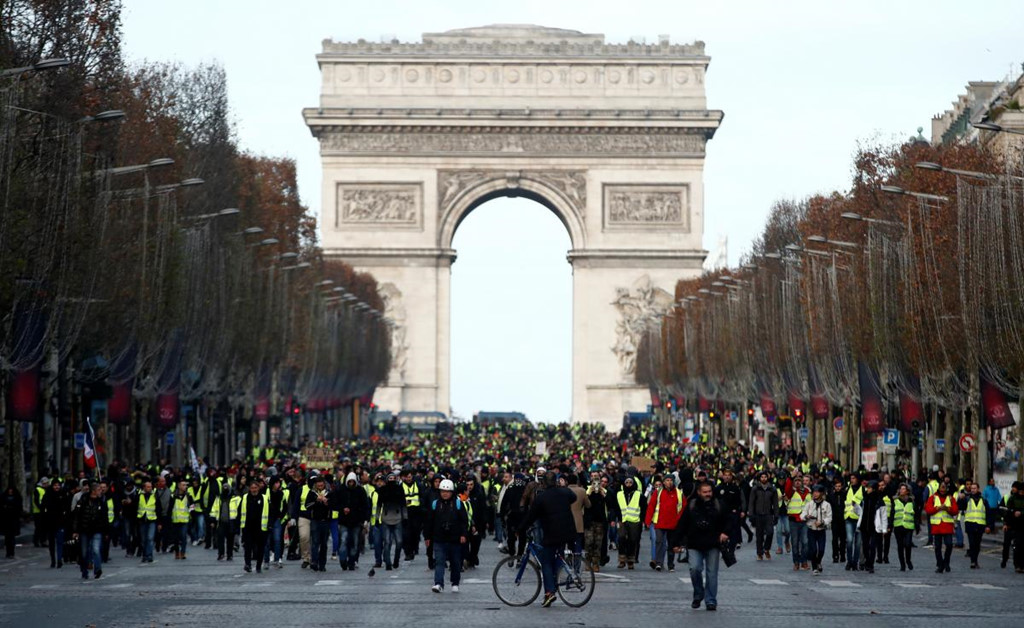 xe boc thep va hoi cay paris cang nhu day dan