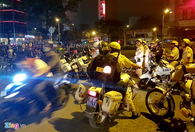 cong an ha noi duoc trang bi sung dan cao su chong dua xe cuop giat sau chung ket aff cup