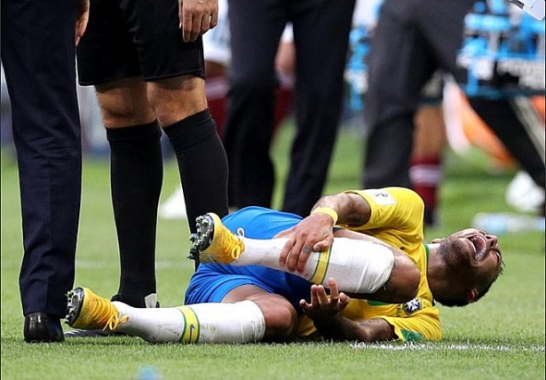 hlv mexico chi trich neymar day khong phai cho de dong kich tau hai