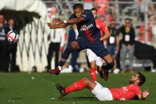 Xô ngã đối thủ, Mbappe nhận thẻ đỏ đầu tiên tại Ligue 1