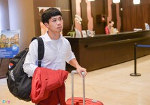 Công Phượng buồn ngủ, Văn Hậu tươi cười rời khách sạn về Việt Nam