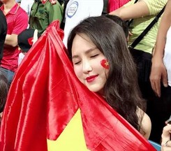 Fan nữ Việt Nam, Thái Lan 'đọ sắc' trên khán đài AFF Cup 2018