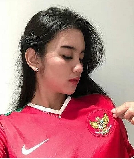 fan nu viet nam thai lan do sac tren khan dai aff cup 2018
