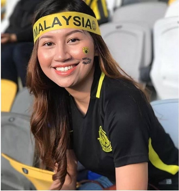 fan nu viet nam thai lan do sac tren khan dai aff cup 2018