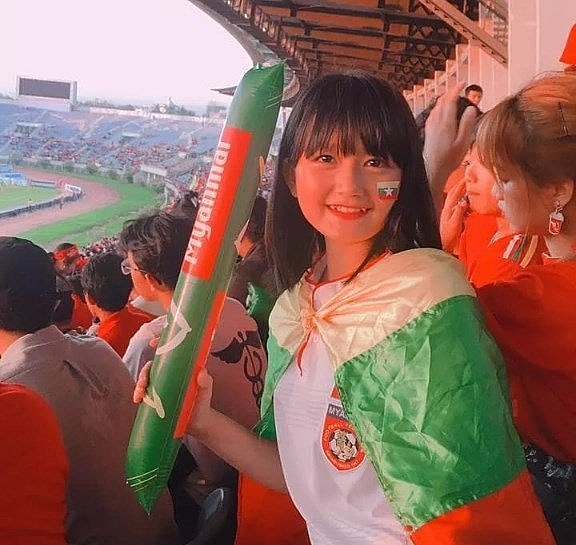fan nu viet nam thai lan do sac tren khan dai aff cup 2018