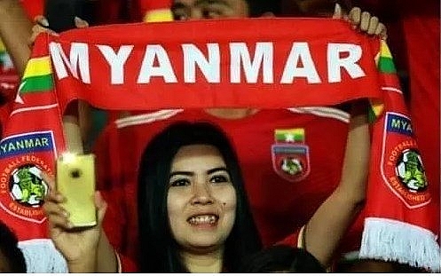 fan nu viet nam thai lan do sac tren khan dai aff cup 2018