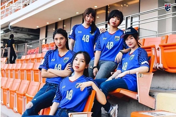 fan nu viet nam thai lan do sac tren khan dai aff cup 2018
