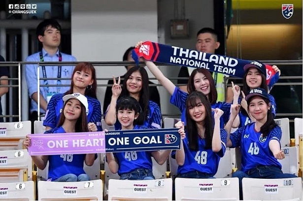 fan nu viet nam thai lan do sac tren khan dai aff cup 2018