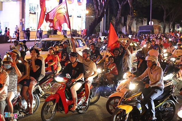 co dong vien tran ra duong mung viet nam vao chung ket