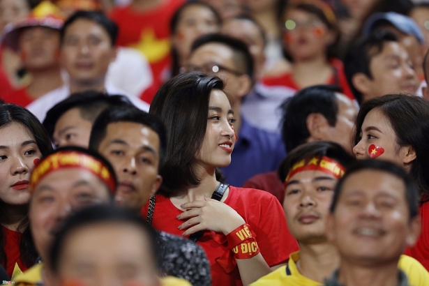 hoa hau my linh rang ro tren khan dai co vu tuyen viet nam