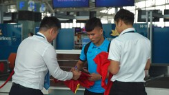 CĐV xin chữ ký Quang Hải trước khi tuyển Việt Nam bay sang Malaysia
