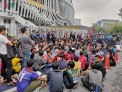 CĐV Malaysia vác chiếu, xếp hàng 10 tiếng xuyên đêm săn vé xem chung kết AFF Cup