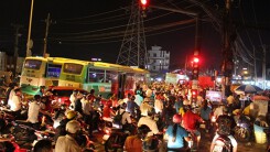 Kẹt xe 3 tiếng, người Sài Gòn ‘vật vã’ về nhà