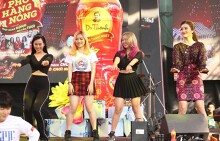 Giới trẻ Sài Gòn cùng các ngôi sao Vpop 'quẩy tưng' tại lễ hội 'chơi hàng nóng'