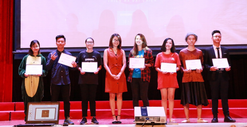 a quan the voice 2015 hat cung tan sinh vien dh kinh te trong gala thien ha dai chien