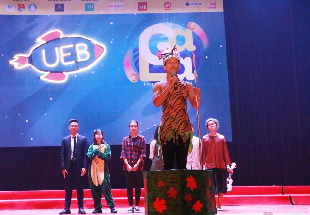 a quan the voice 2015 hat cung tan sinh vien dh kinh te trong gala thien ha dai chien