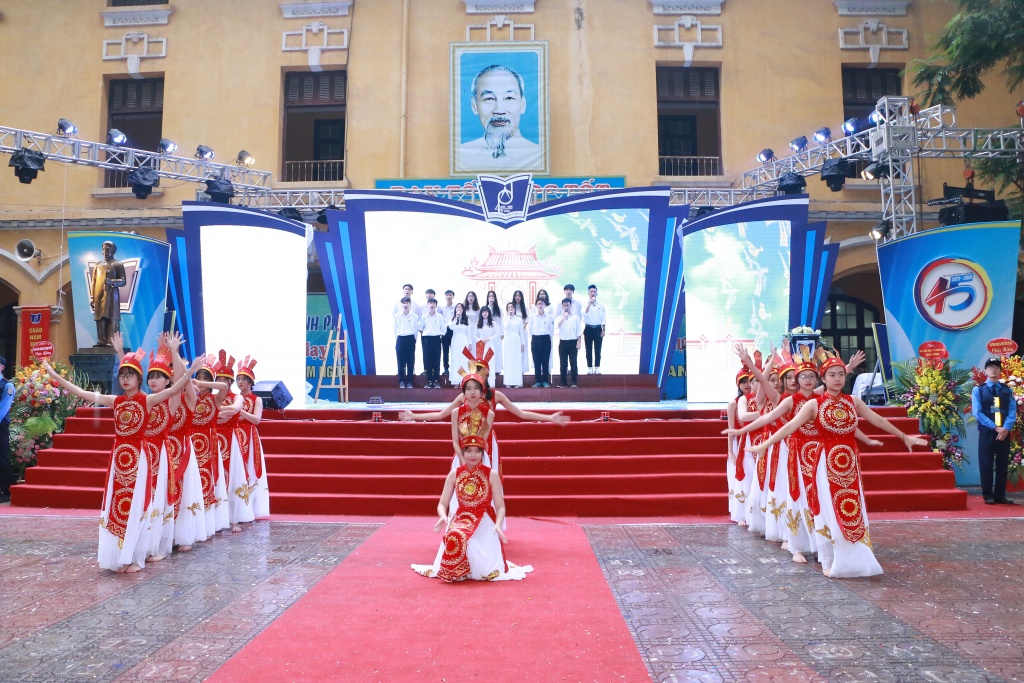 hinh anh xuc dong duoi mua tai le ki niem 45 nam thanh lap truong thpt phan dinh phung
