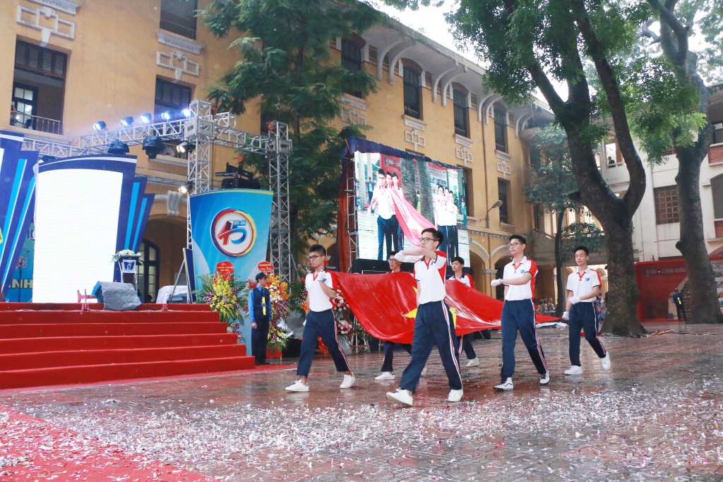 hinh anh xuc dong duoi mua tai le ki niem 45 nam thanh lap truong thpt phan dinh phung