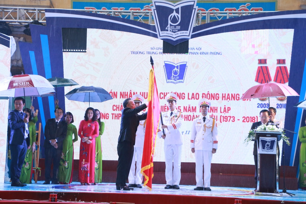 hinh anh xuc dong duoi mua tai le ki niem 45 nam thanh lap truong thpt phan dinh phung