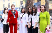 Hình ảnh xúc động dưới mưa tại lễ kỉ niệm 45 năm thành lập trường THPT Phan Đình Phùng