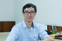 hoc tro nho ben len tang hoa co giao trong le mit tinh ki niem ngay 2011