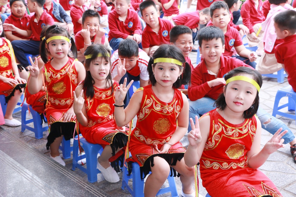 hoc tro nho ben len tang hoa co giao trong le mit tinh ki niem ngay 2011