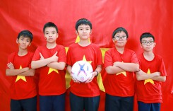 Cô trò cùng nhuộm đỏ lớp học cổ vũ ĐT Việt Nam đá chung kết AFF Cup 2018