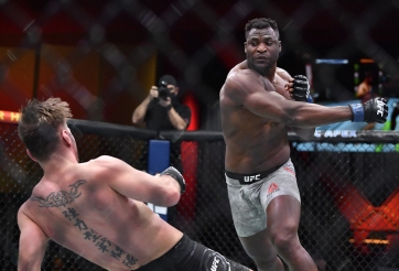 VIDEO: 'Thú săn mồi' ra đòn như đạn bắn, đoạt đai vô địch hạng nặng UFC