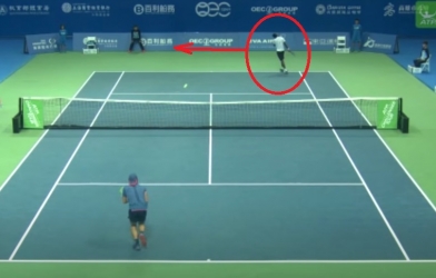 VIDEO: Cú đánh tennis kiểu 'khổ nhục kế' khiến đối thủ đập vợt
