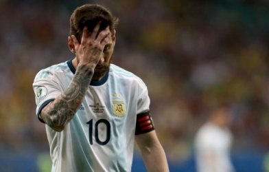 VIDEO: Pha sút bóng lên trời khó tin của Messi ở Copa America