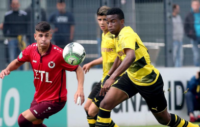 VIDEO: Thần đồng 13 tuổi ghi bàn ngoạn mục cho U17 Dortmund