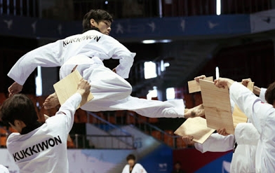 VIDEO: Màn công phá Taekwondo ngoạn mục thu hút 42 triệu lượt xem