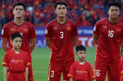 Tin nóng bóng đá chiều 26/6: Hành trình đặc biệt của trung vệ Việt Nam từng dự World Cup