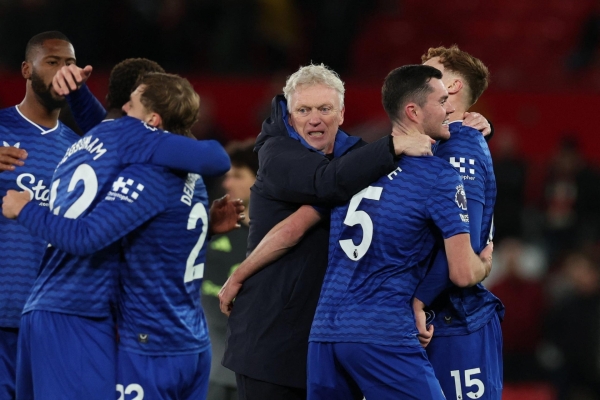Bất ngờ: HLV Everton phấn khích khi học trò tát đồng đội
