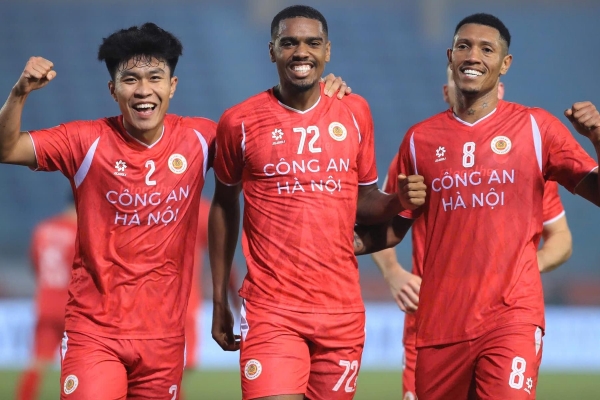 Tin nóng bóng đá trưa 26/6: CAHN hướng ra châu Á