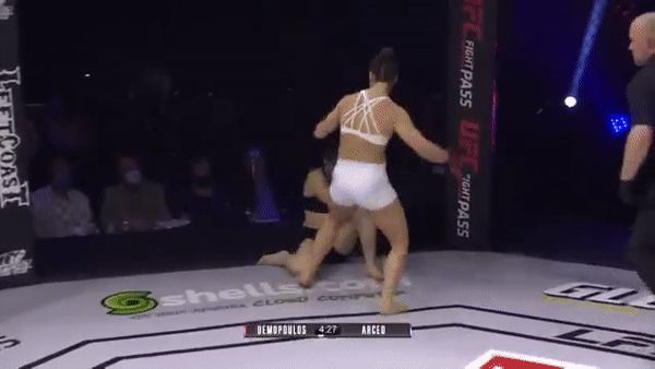 'Nữ quái' UFC lên gối như trời giáng, hạ knock-out đối thủ sau 37 giây